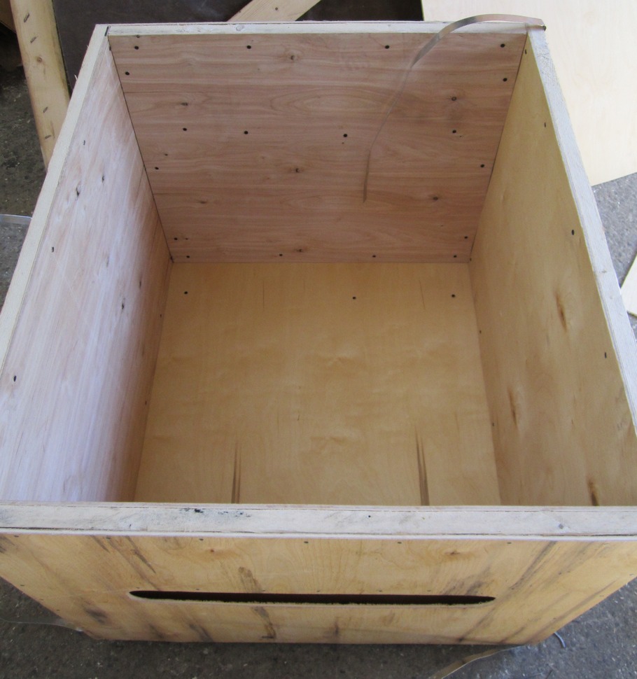 Ящик для транспортировки изнутри и снаружи покрытый фанерой